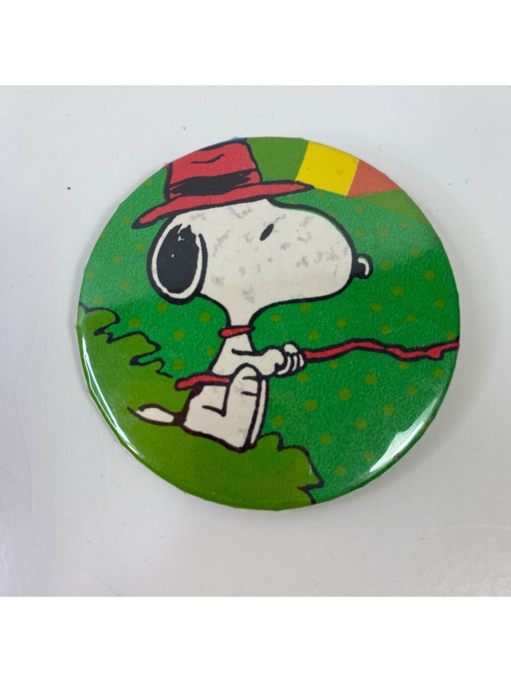 Badge A Minit Snoopy Flying Kite 2.25" Pinback Button Badge Red Hat Green Field